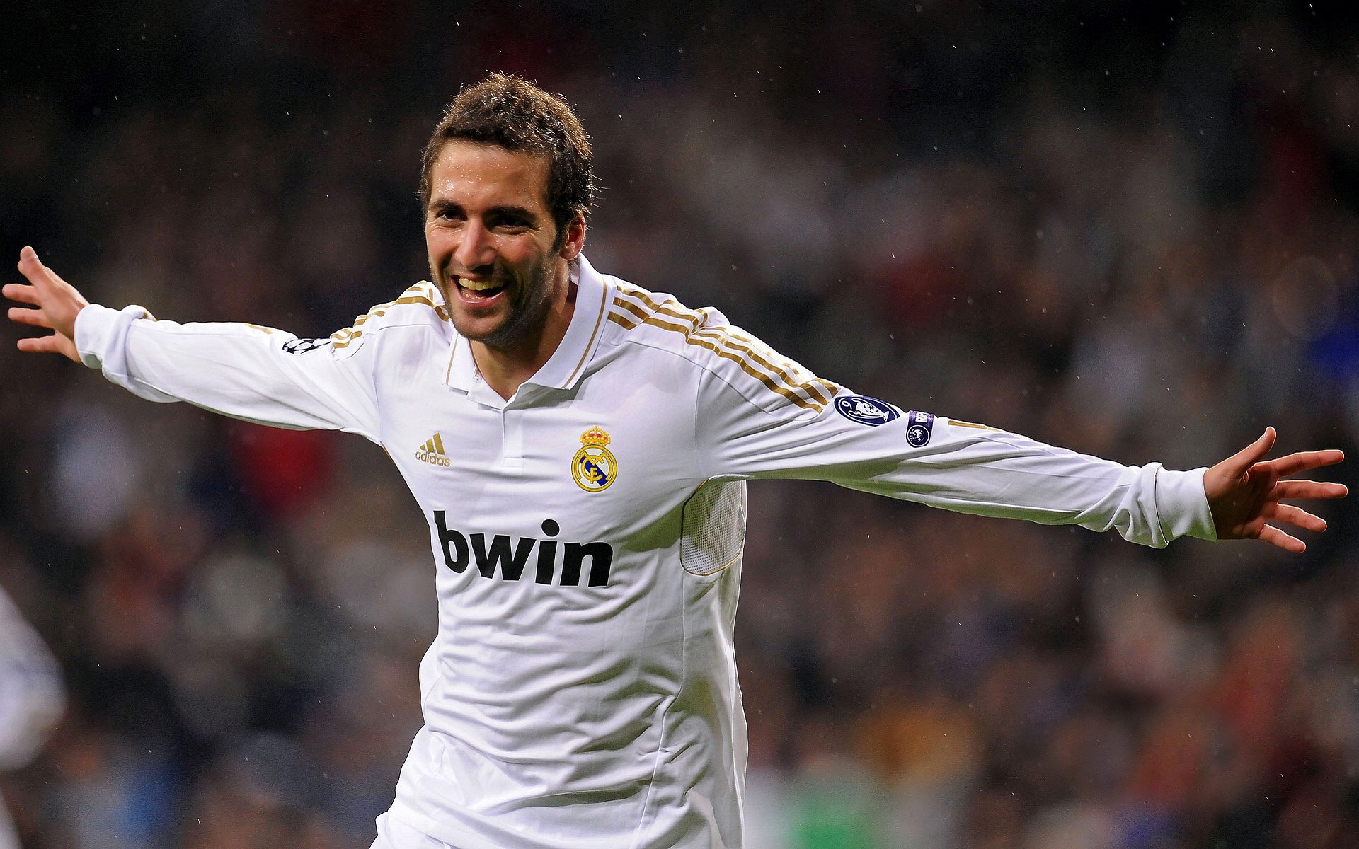 中国足球职业俱乐部球队战术调整灵活多样，中国的职业足球队