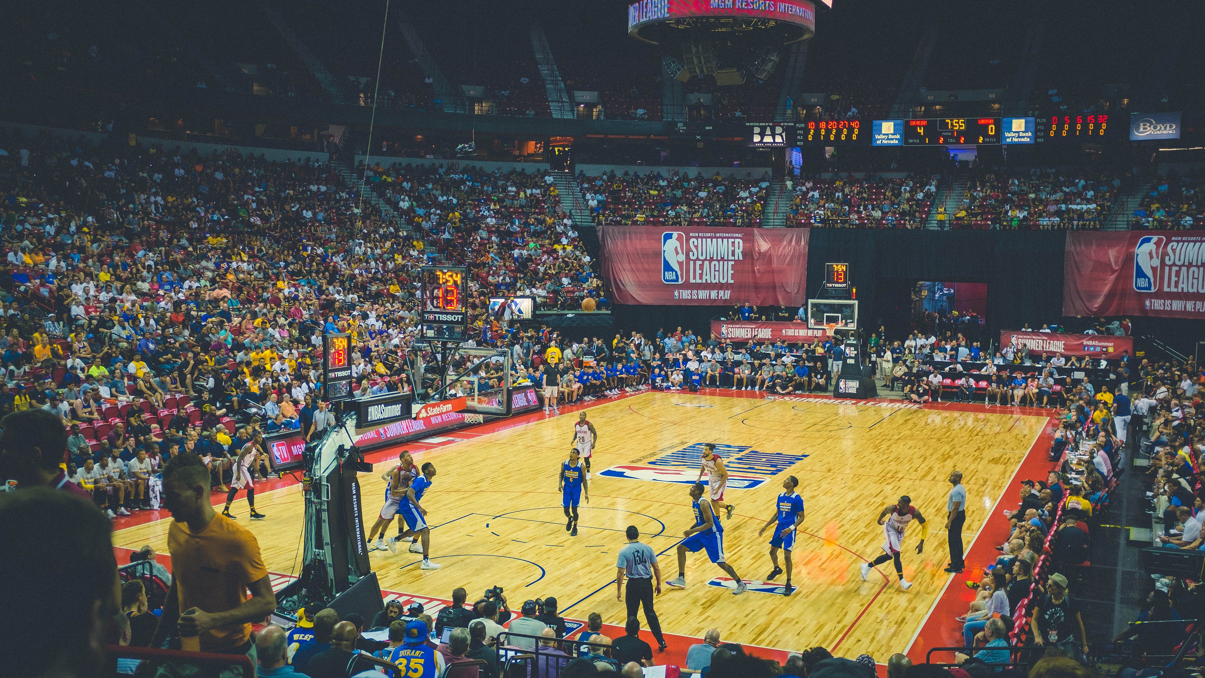 湖人锋线球员接受专项技术指导提升防守效率,湖人官宣签下2米11中锋